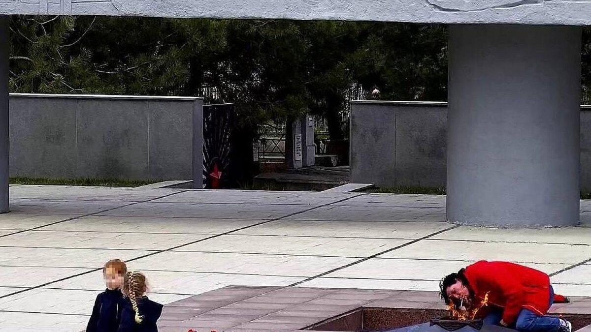    В Краснодаре пьяная женщина осквернила Вечный огонь Фото: МЦУ Краснодара