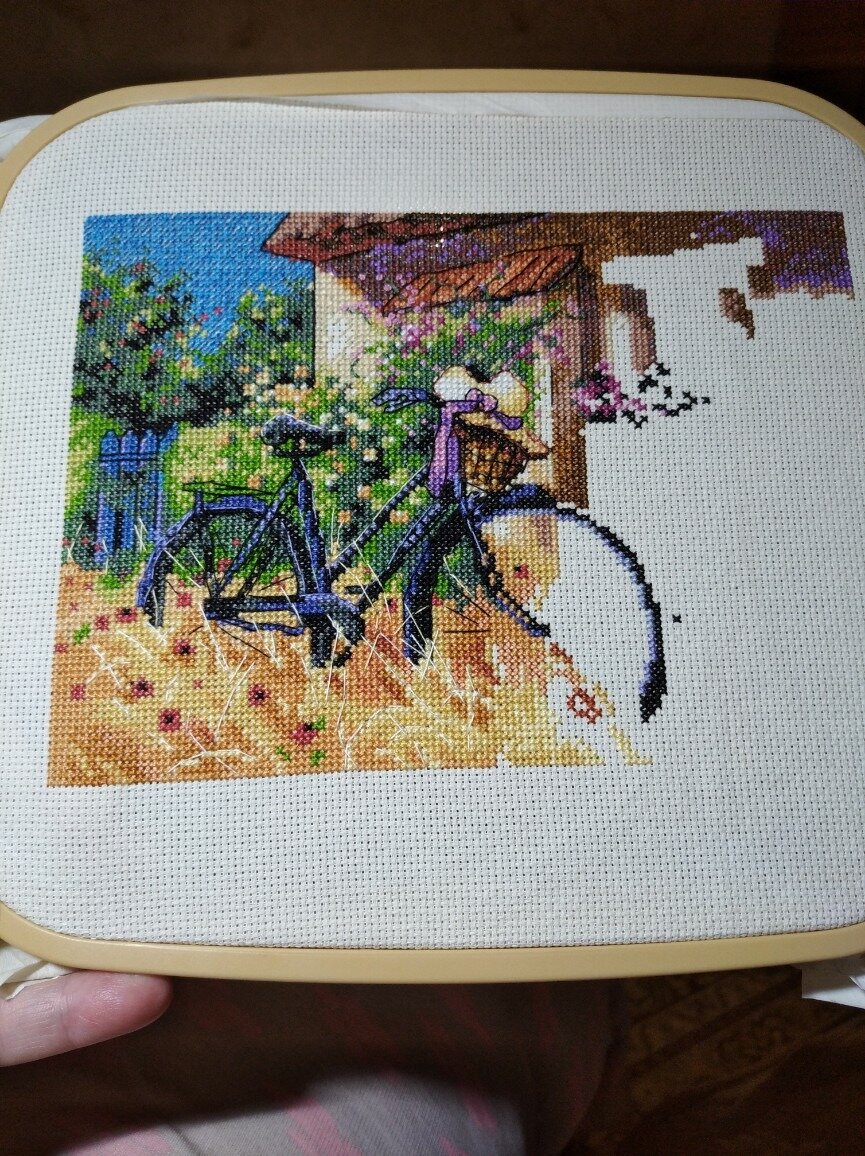 Вышивает Ирина