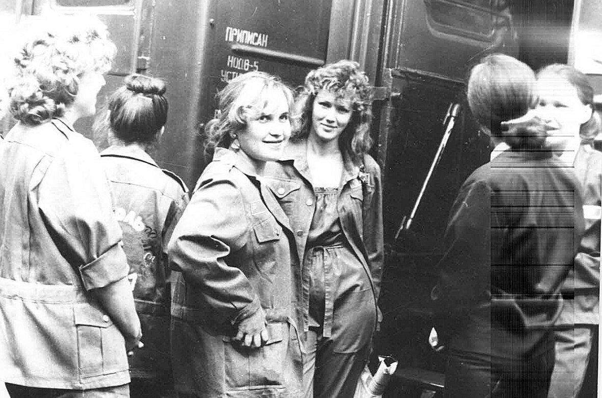 14 июля 1987 года. С железнодорожного вокзала г. Ижевска стройотряд "Ассоль" отправляется на уборку фруктов в солнечную Молдавию. Фото из личного архива автора.