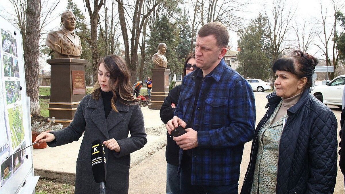    Евгений Наумов проинспектировал ход благоустройства сквера. Фото: Станислав Телеховец