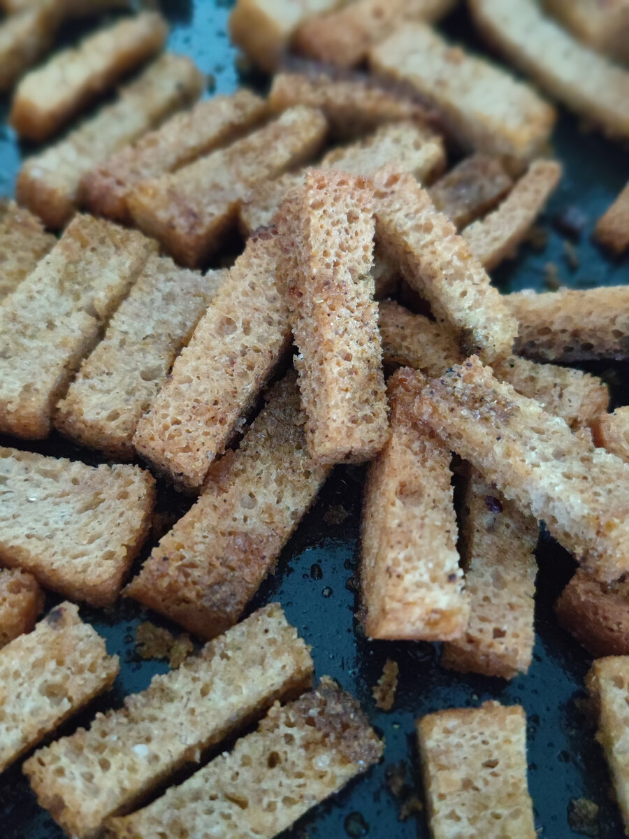 Остался чёрствый хлеб и вы не знаете что с этим делать? Решение есть. Сделаем сухарики. Итак, сначала нарезаем хлеб и закидываем в миску. Поливаем растительным маслом, солим, и добавляем приправы по вкусу. Хорошенько все перемешиваем и отправляем в духовку на 160 градусов. Готовность проверяем наглядно. Приятного аппетита ♥️