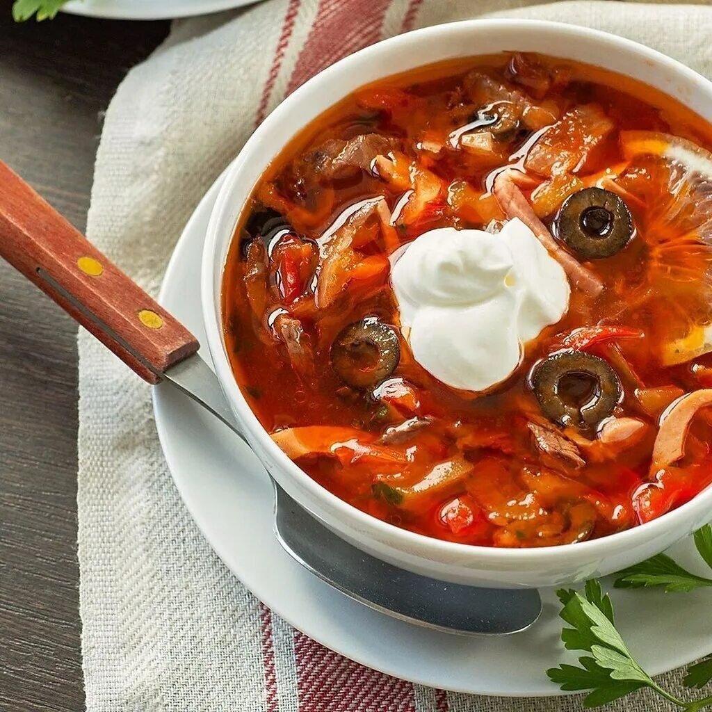 гуляш геншин. гуляш говяжий с томатным соусом. свинина по венгерски. поджарка поджарка свиная. гуляш с луком и томатной пастой.