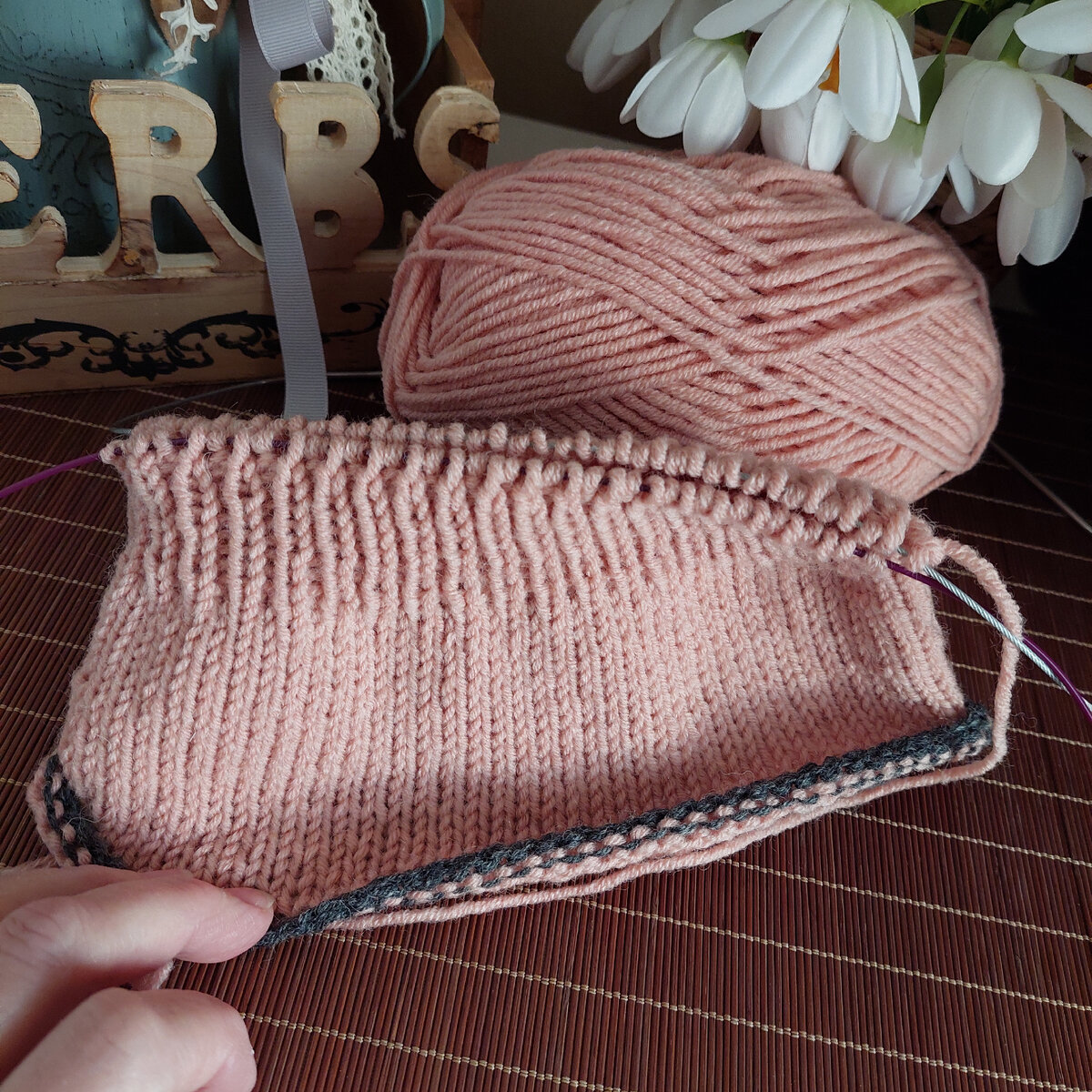 Нижний слой – лицевая гладь, верхний – резинка 1х1.