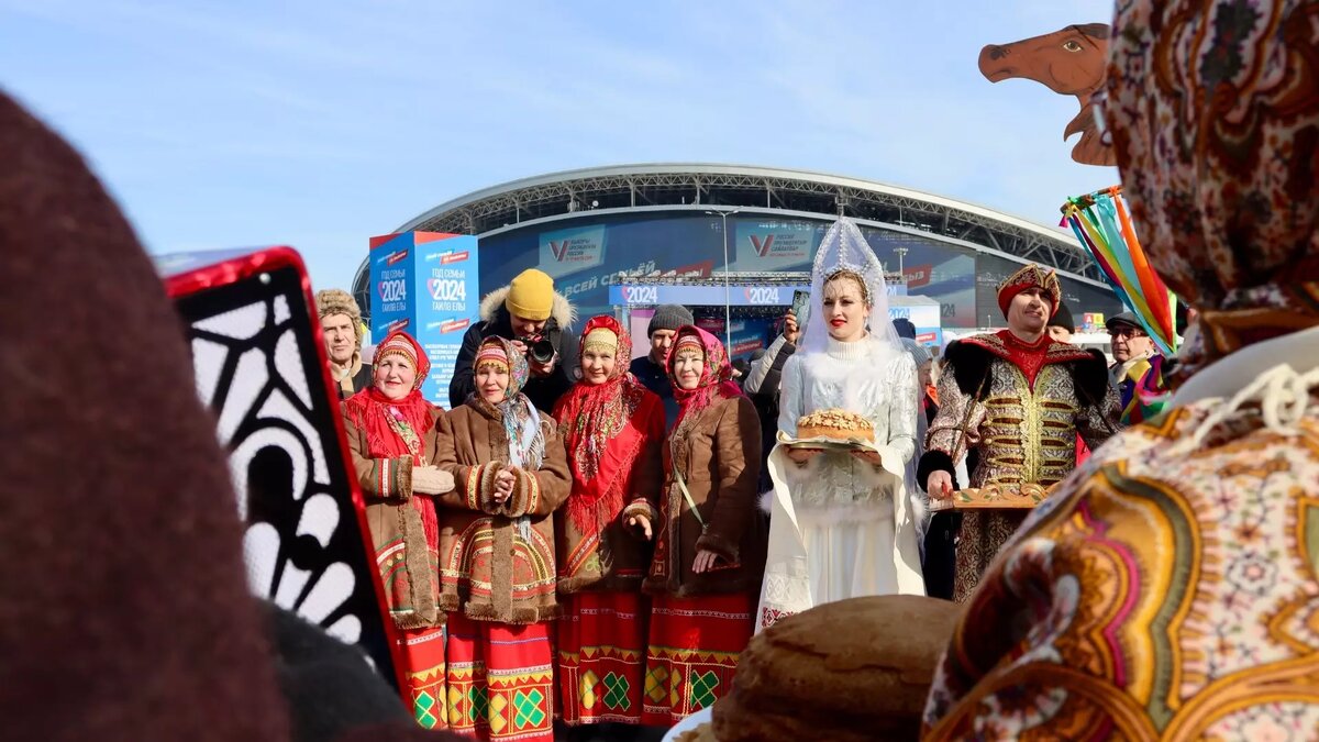     В Казани официально завершили масленичную неделю. Главное торжество состоялось в нетрадиционном месте и без главного обряда — сжигания чучела. О том, как казанцы попрощались с зимой, — в фоторепортаже Inkazan.