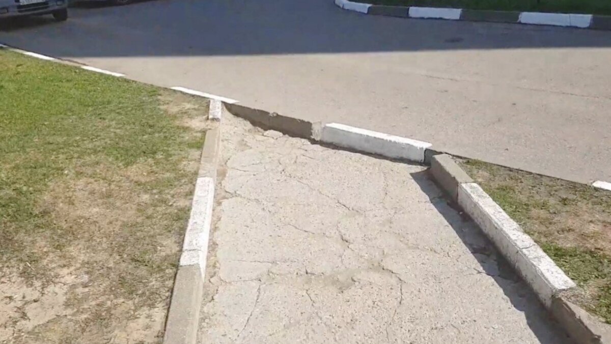 Это пе пешеходная улица, ну тут весь день ходят люди. И мы ходили гулять с детьми. Почти за 2 года никто не удосужился спилить этим бордюры