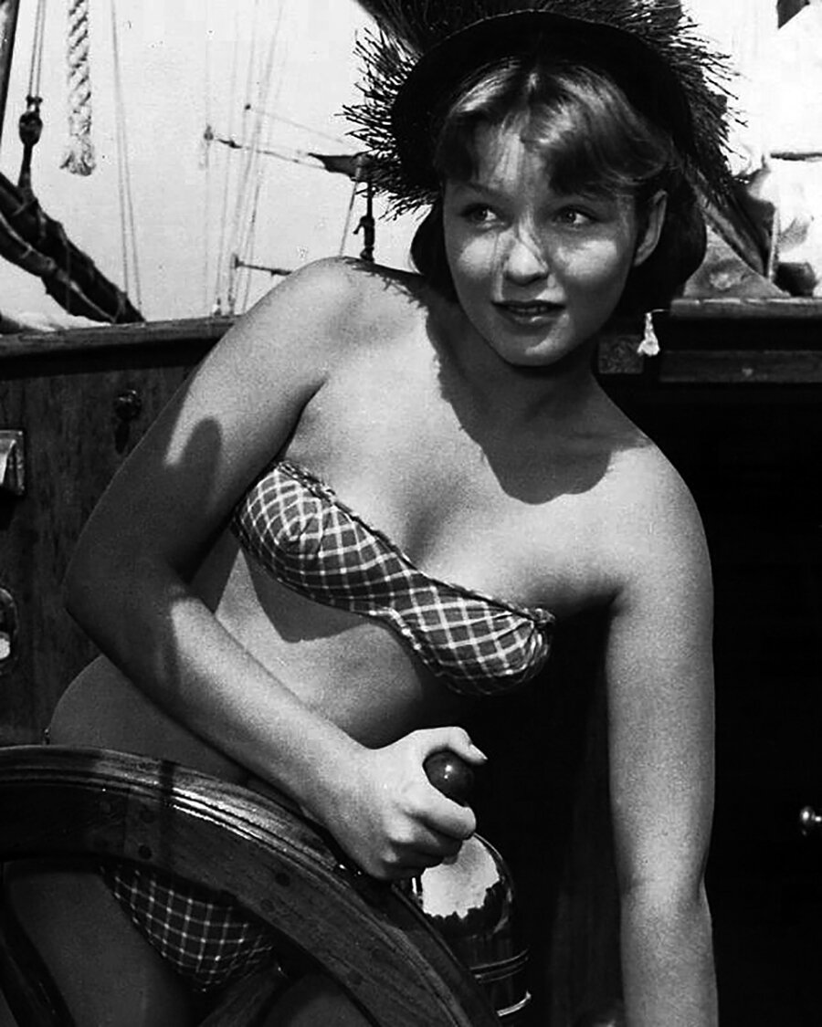 Марина Влади на корабле