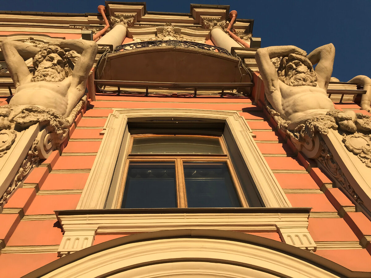 После перестройки, проведённой архитектором Андреем Штакеншнейдером в 1844-1846 годах, дворец  стал первым зданием в Петербурге, оформленным в стилистике необарокко