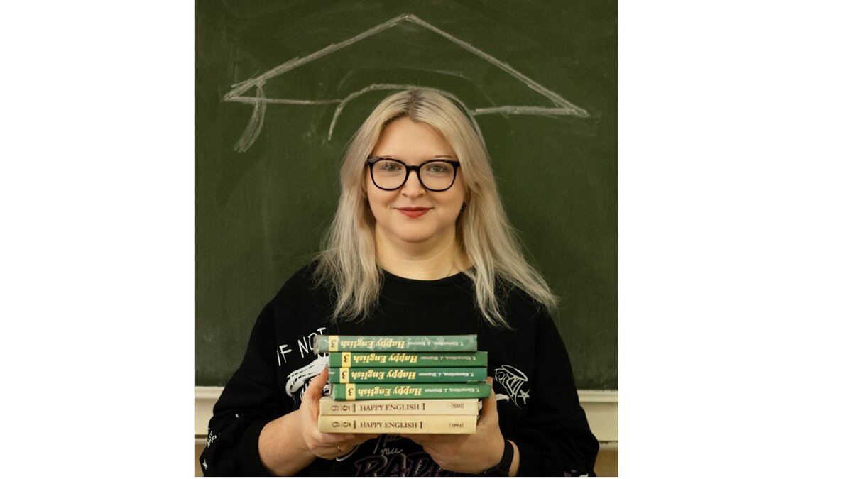 Меня зовут Петрова Галина Петровна, я – учитель английского и французского языков, обожаю волшебство языков  и люблю делиться своими наблюдениями и знаниями с детьми и взрослыми.