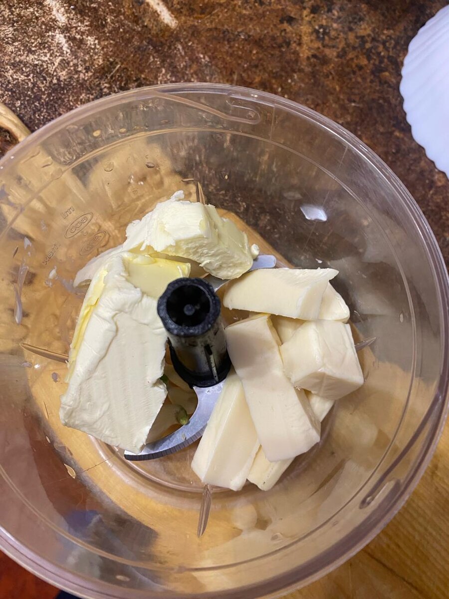 Закладываем в блендер чеснок, сырок и масло.