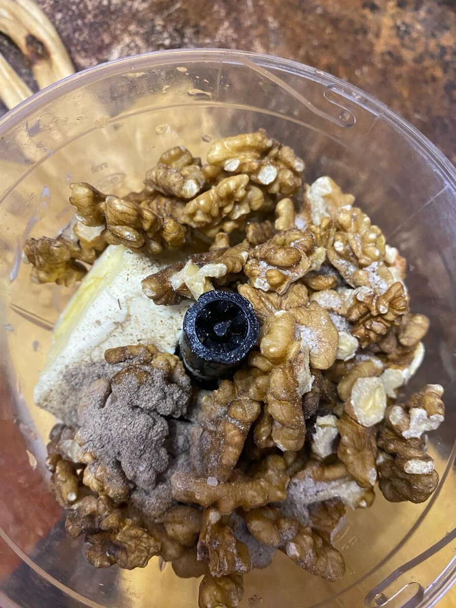 Добавляем орехи и перец, а также пучок черемши.