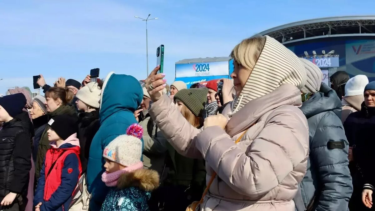     Глава Татарстана Рустам Минниханов выступил на Семейном фестивале по случаю завершения выборов президента России. Он поблагодарил присутствующих за участие в голосовании.