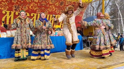 Праздничная. Поет 