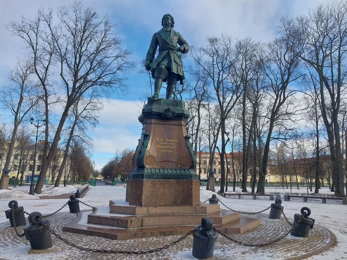 Памятник Петру I в Петровском парке Кронштадта (фото автора)