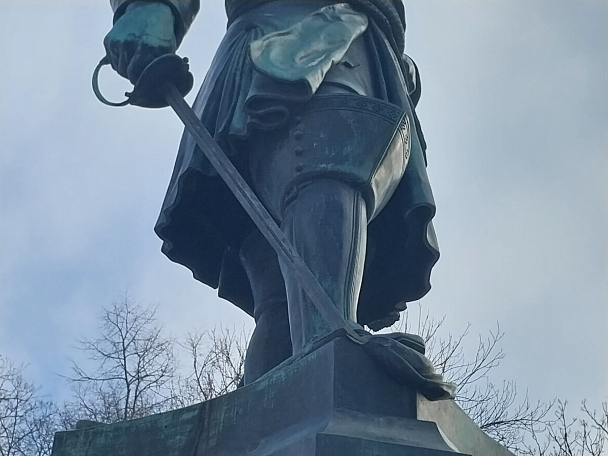 Офицерская шпага в руке императора (фото автора)