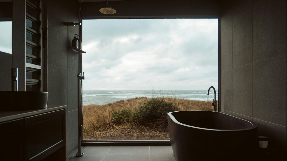 ФОТО: A bath tub sitting in a bathroom next to a window photo – Free Australia Image on Unsplash