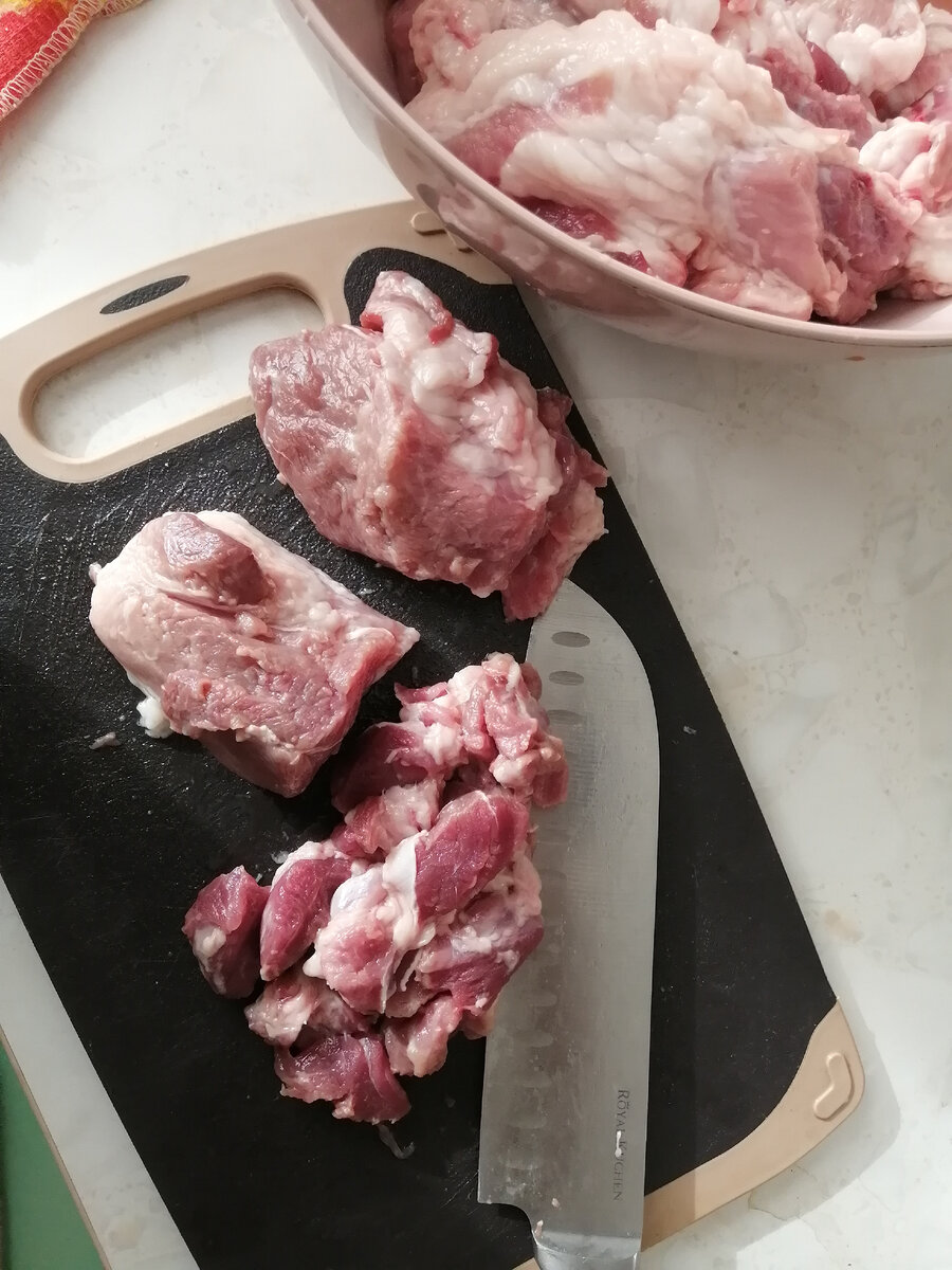 Свинину мелко нарезаем