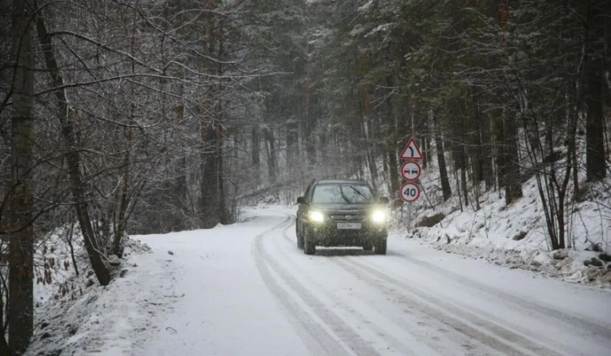 Автомобиль едет по трассе. Источник: krsk.kp.ru Автор фото: Иванова Диана 