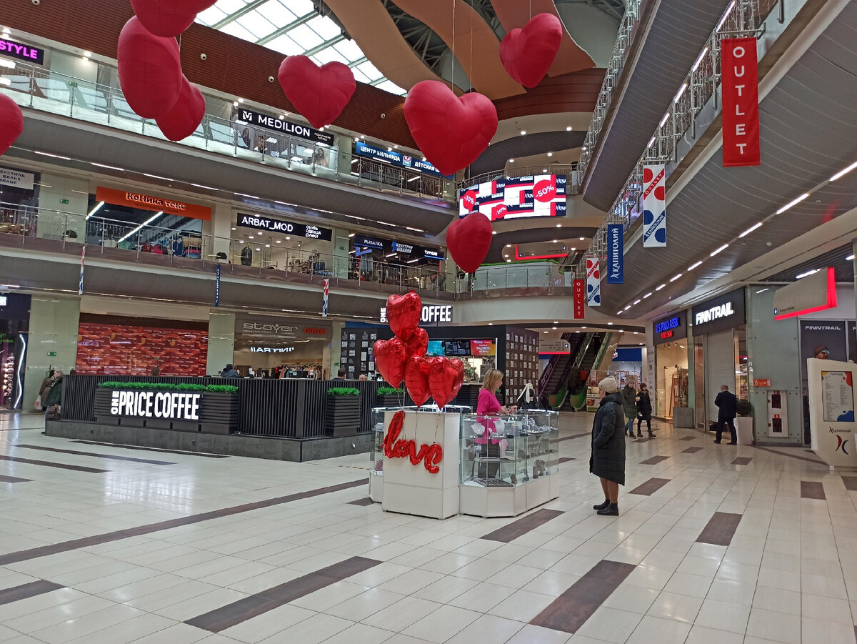 нахожусь внутри здания ТЦ, собираюсь зайти в кофейню на чашечку горячего напитка