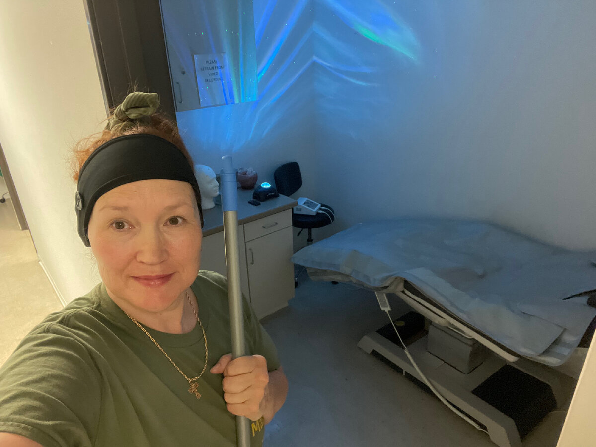 Я работник универсальный- массажист, медицинский ассистент и уборщик🤪