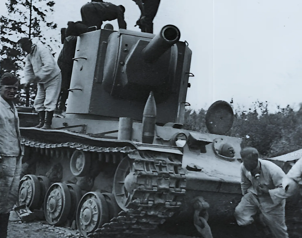 Брошенный советский танк КВ-2 на дороге Минск-Смоленск, 1941 г. 
