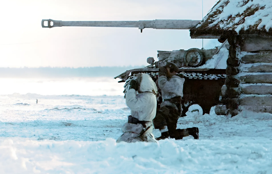 Экипаж истребителя танков "Nashorn" изучает боевую обстановку, Украина, 1943 г.