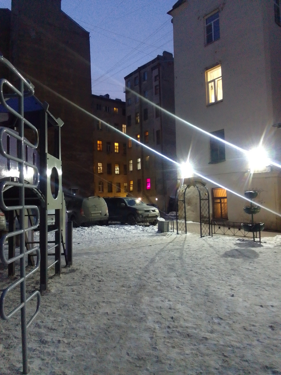 В этих проходных дворах я вечно терялась. Сейчас вспоминаю с улыбкой)