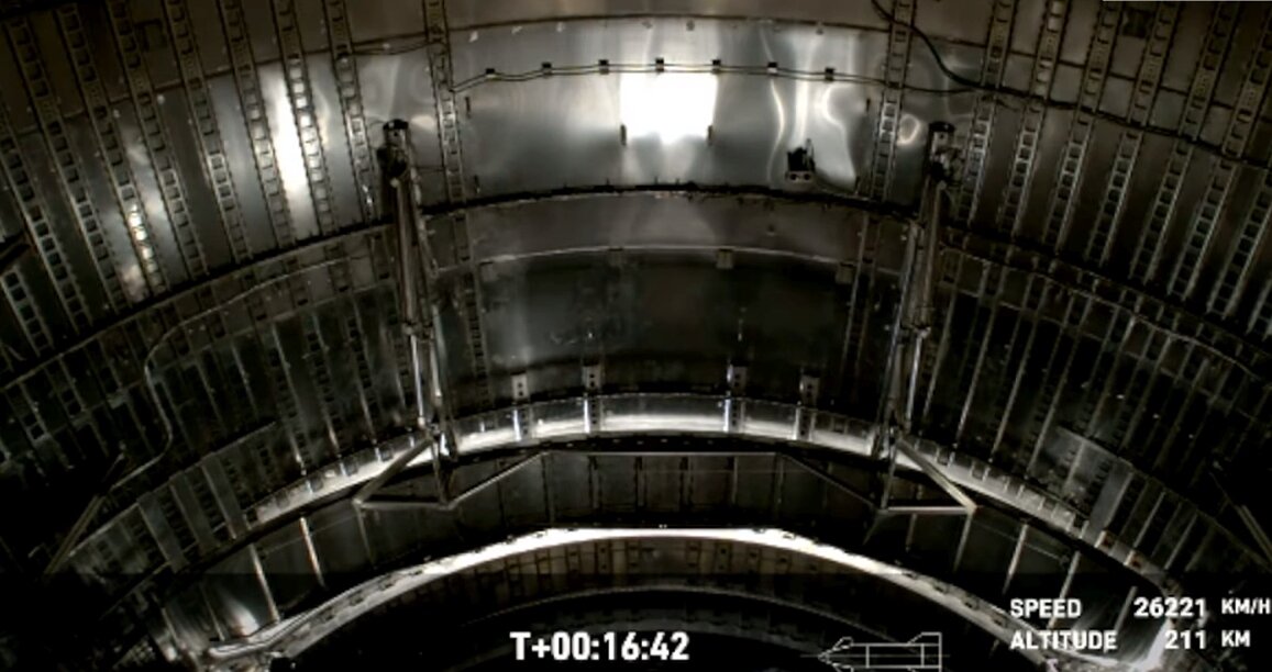 Вид изнутри отсека полезной нагрузки прототипа, испытание работы створки, кадр из видео из открытых источников