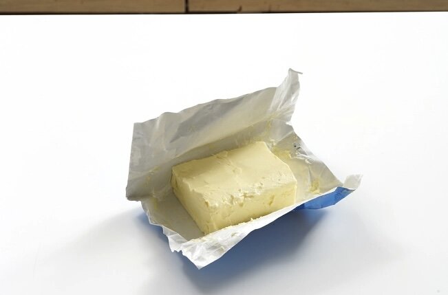 1. Сливочное масло оставить при комнатной температуре на 30 минут.