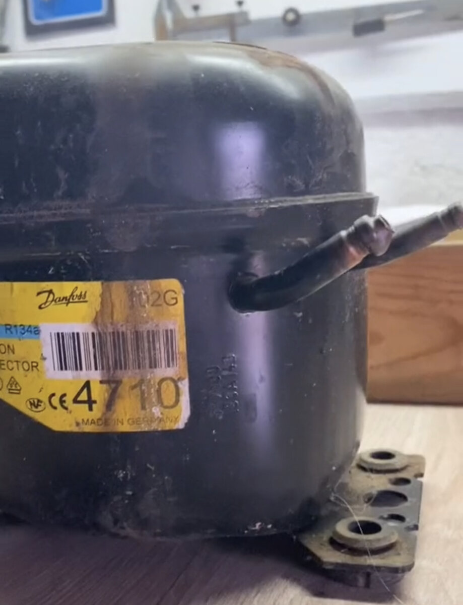 Компрессоры с фиксированной скоростью вращения работают на одной скорости и включаются или выключаются для поддержания заданной температуры. Существуют также инверторные компрессоры, которые могут изменять скорость в зависимости от потребности в охлаждении, что делает их более энергоэффективными.