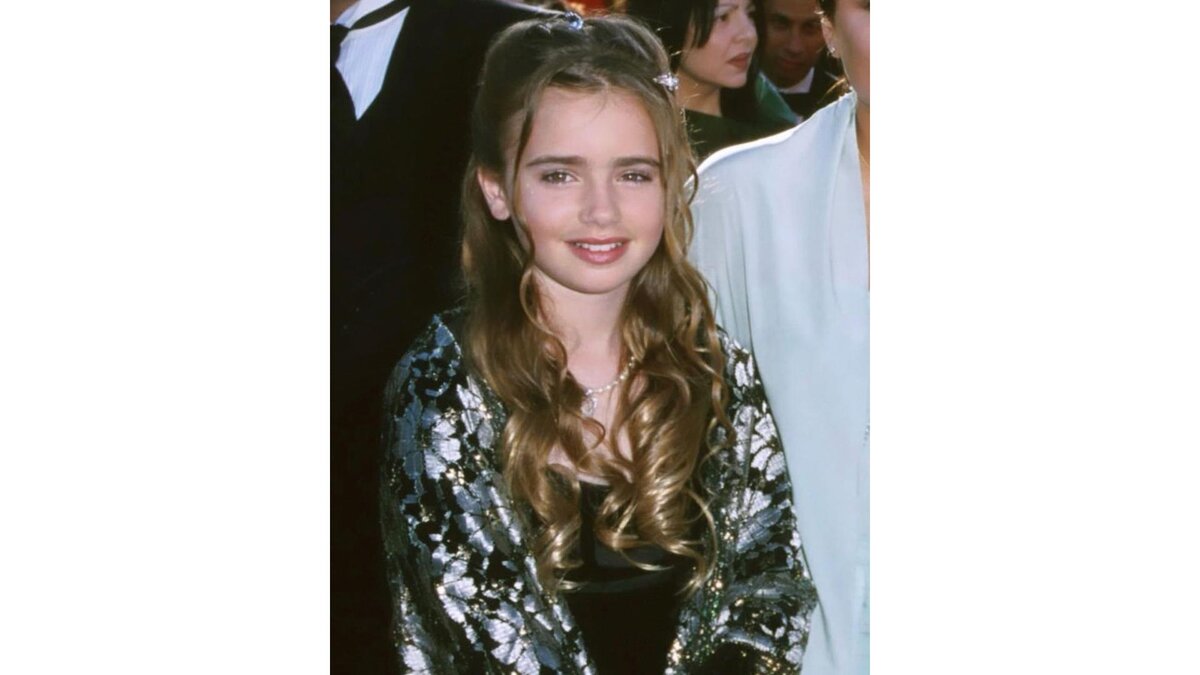 lilyjcollins / Instagram (входит в корпорацию Meta, признана экстремистской и запрещена в России)📷Лили Коллинз сопровождает отца на церемонии вручения премии «Оскар», где Фил Коллинз взял награду в номинации «Лучшая песня» за саундтрек к мультфильму «Тарзан» (2000)