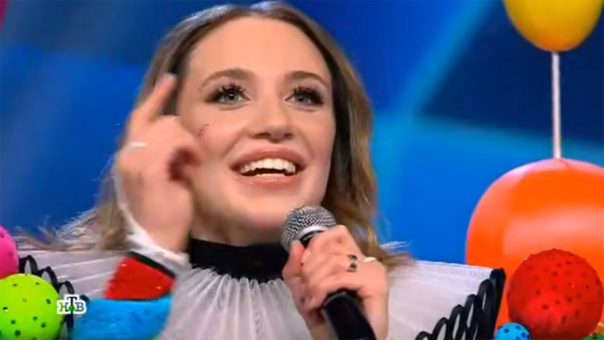 шоу маска кузнечик. шоу маска пародия. стоянов в шоу маска. маска танцы стс 2022 участники. киркоров павлин камеди.