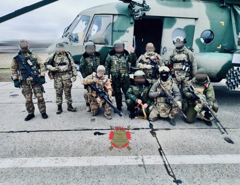 Разведчики армейского спецназа вместе с экипажем Ми-8АМТШ, с которым работали вместе в ходе выполнения задач Фото: @okspn