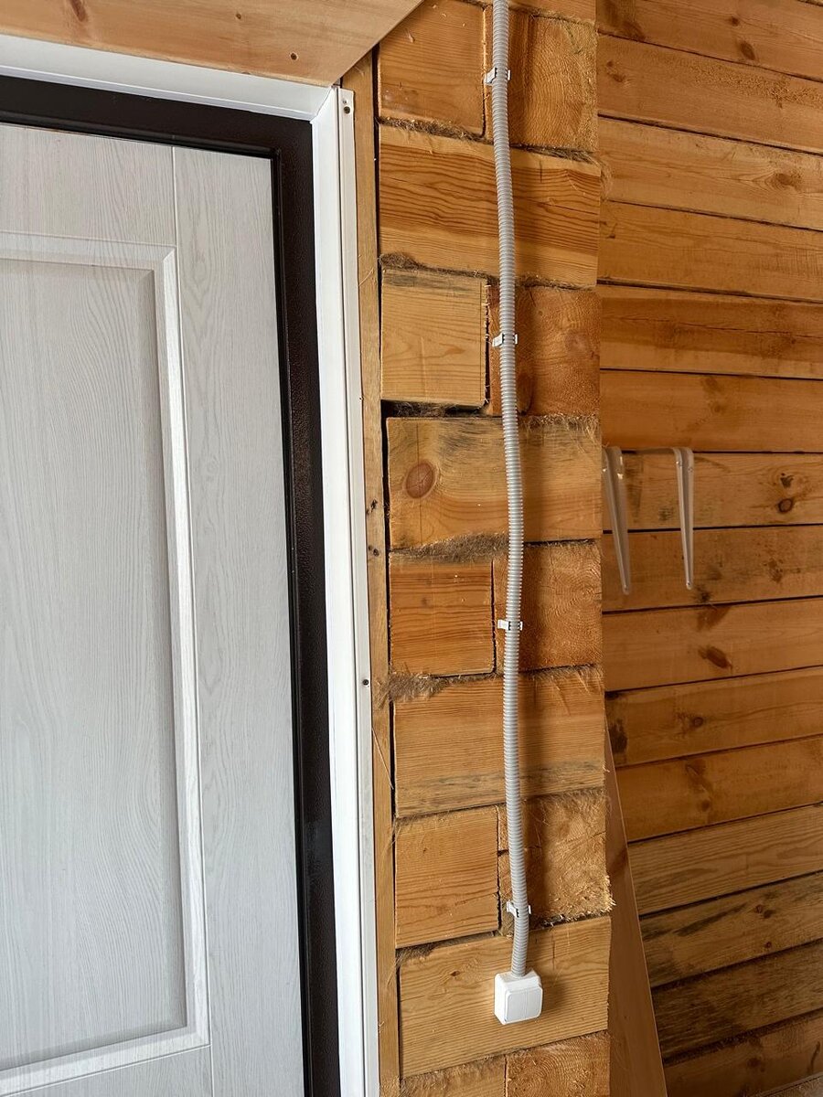 Фото 1: видно, что нет никакой обсадочной коробки, дверь просто прикручена к самому брусу, что, кстати, мешает брусу "садиться",  из-за чего образуются щели