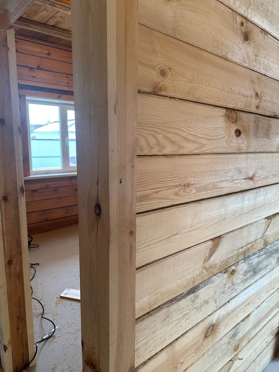 Фото 2: вот эта конструкция - цельный брус, выпиленный буквой "п" и одетый на перегородку, и есть колода. Кстати, видно, что он прикреплен к перегородке на саморез. Это тоже неправильно: этот саморез держит брус, в который он вкручен, что опять же препятствует усадке и ведет к деформациям и щелям.