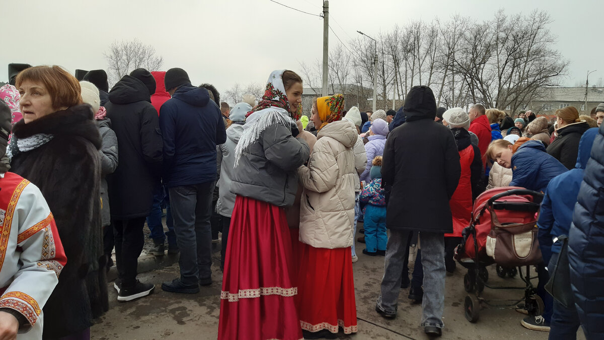 Ничего не видно. На переднем плане - дети-артисты, ждущие выступления.