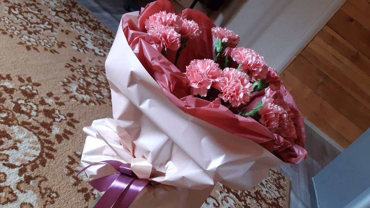 А гвоздики тоже очень красиво в букете смотрятся, как-то раньше их не покупали.