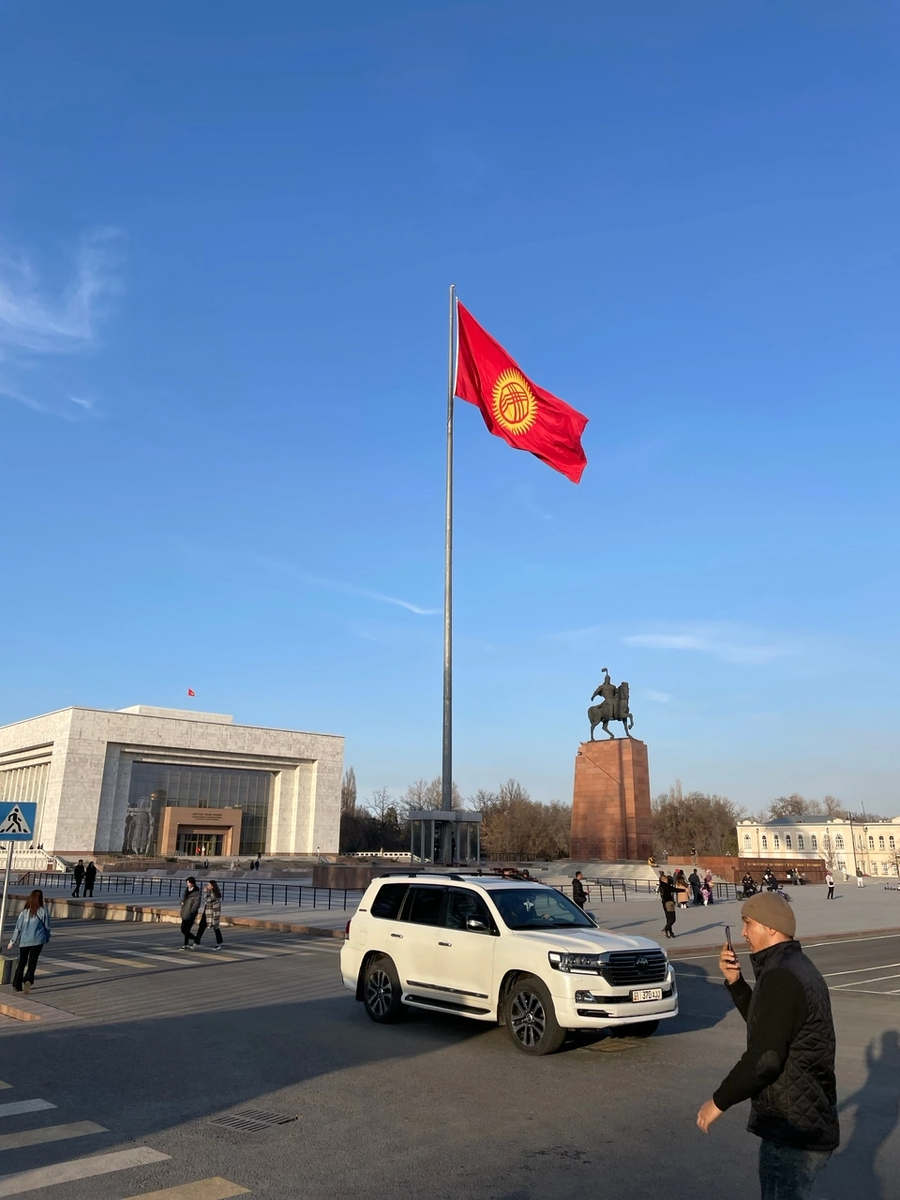 После холодной Сибири Бишкек встречает нас тёплом в +2)