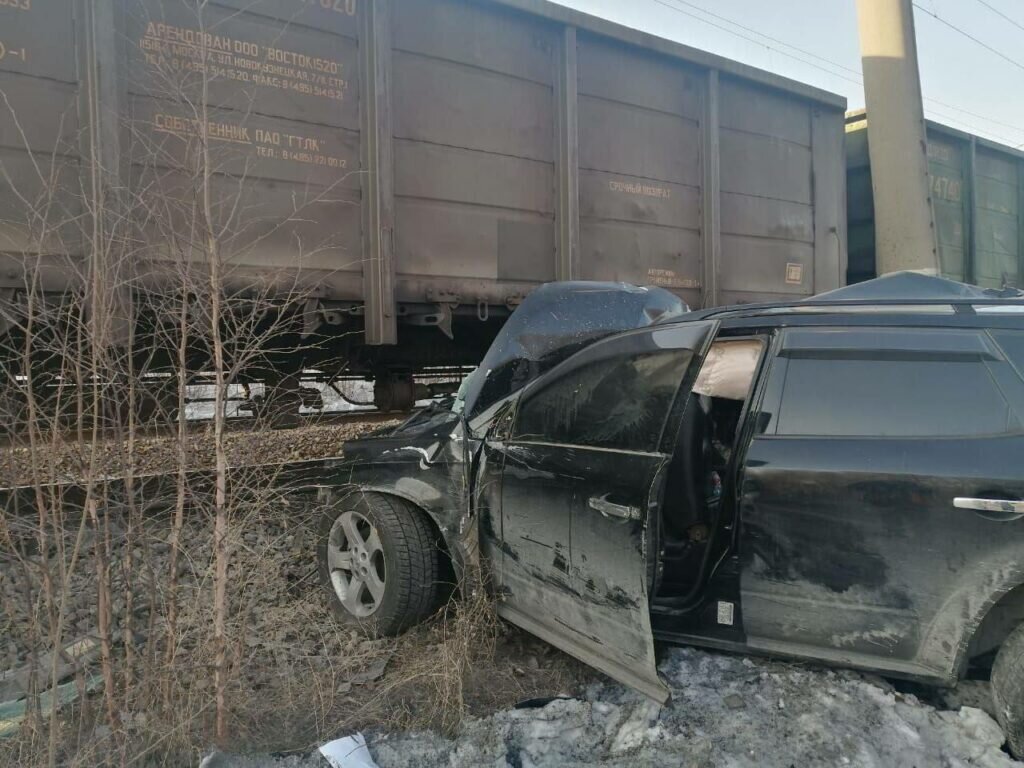 В России поезд снес машину: с рельсов сошли 20 вагонов, движение поездов  встало | МордовМедиа | Дзен