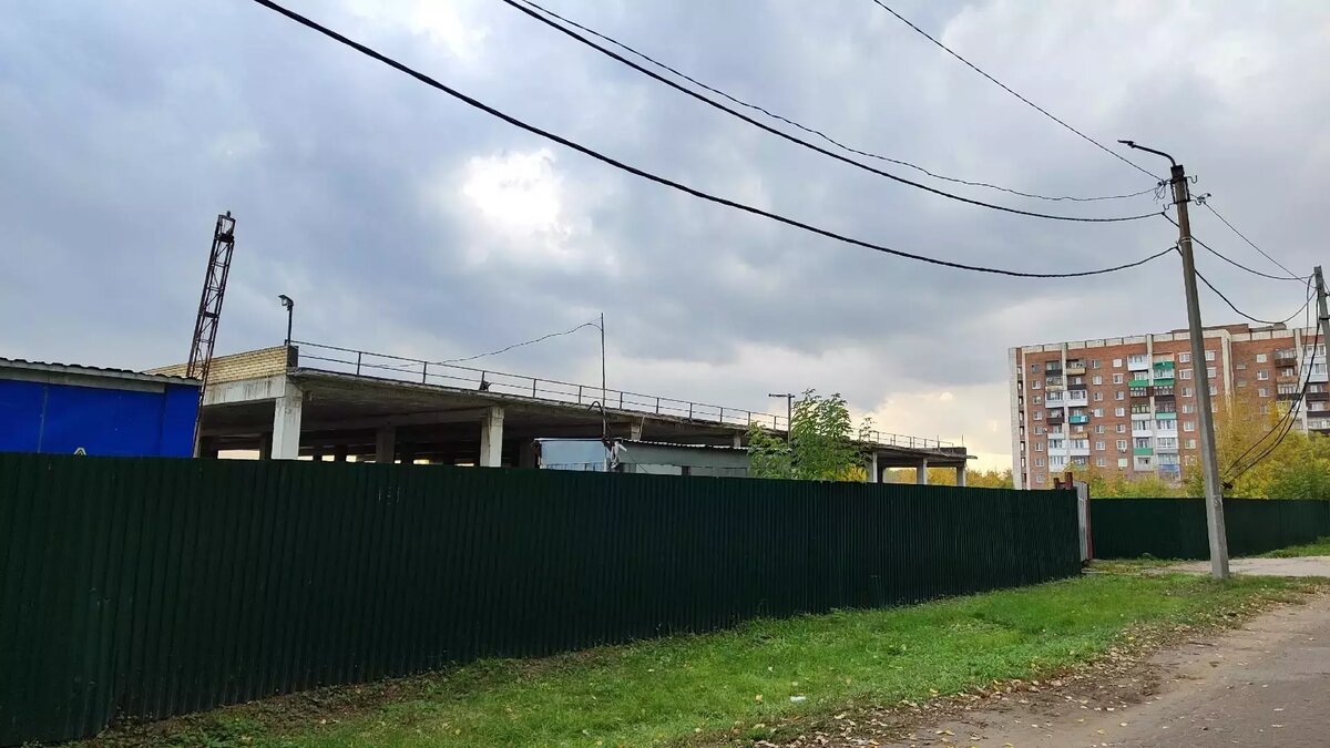     Объект незавершенного строительства расположен на пересечении улиц Конева и Ватутина. В 2006 году там рассчитывали возвести гараж.