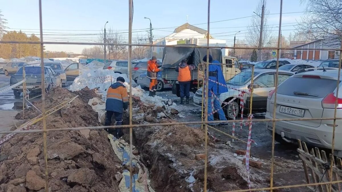     Утром 18 марта в Ижевске так и не открыли движение трамваев 10, 11, 12 маршрутов до улицы Ворошилова. Причина — авария на силовом кабеле тяговой подстанции