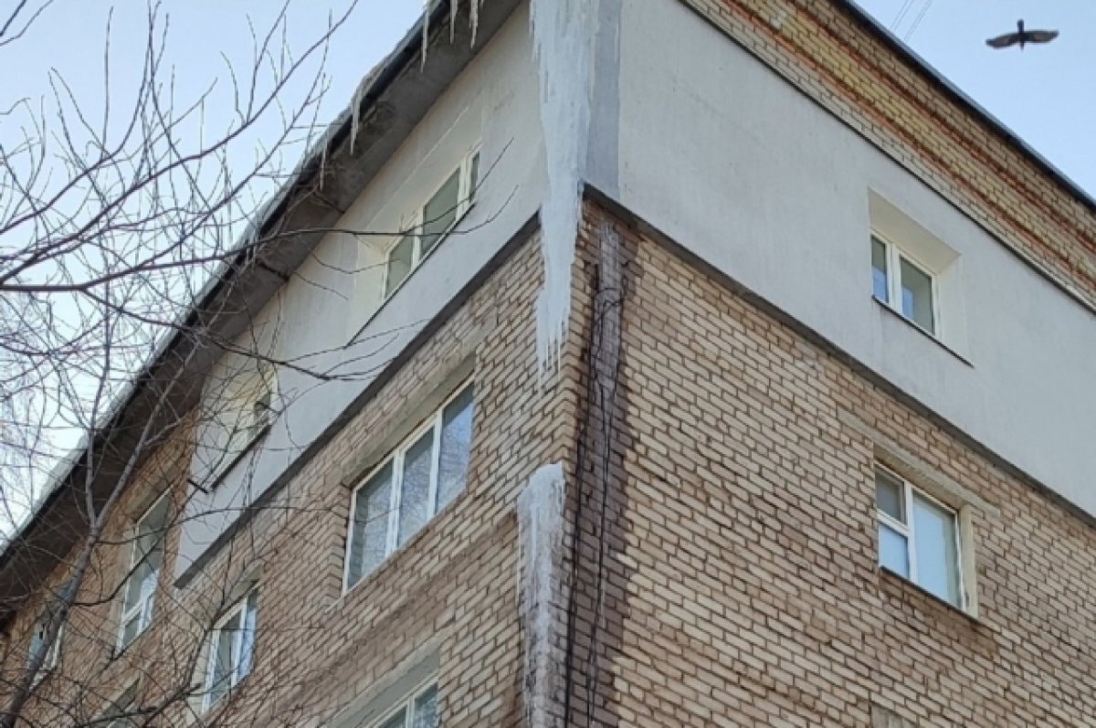    В Стерлитамаке на доме выросли сосульки общей длиной на несколько этажей