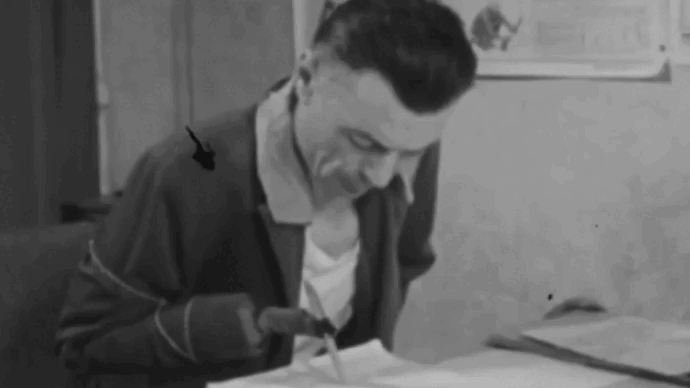 Дважды Герой Советского Союза Петров Василий Степанович пишет. Источник Яндекс картинки