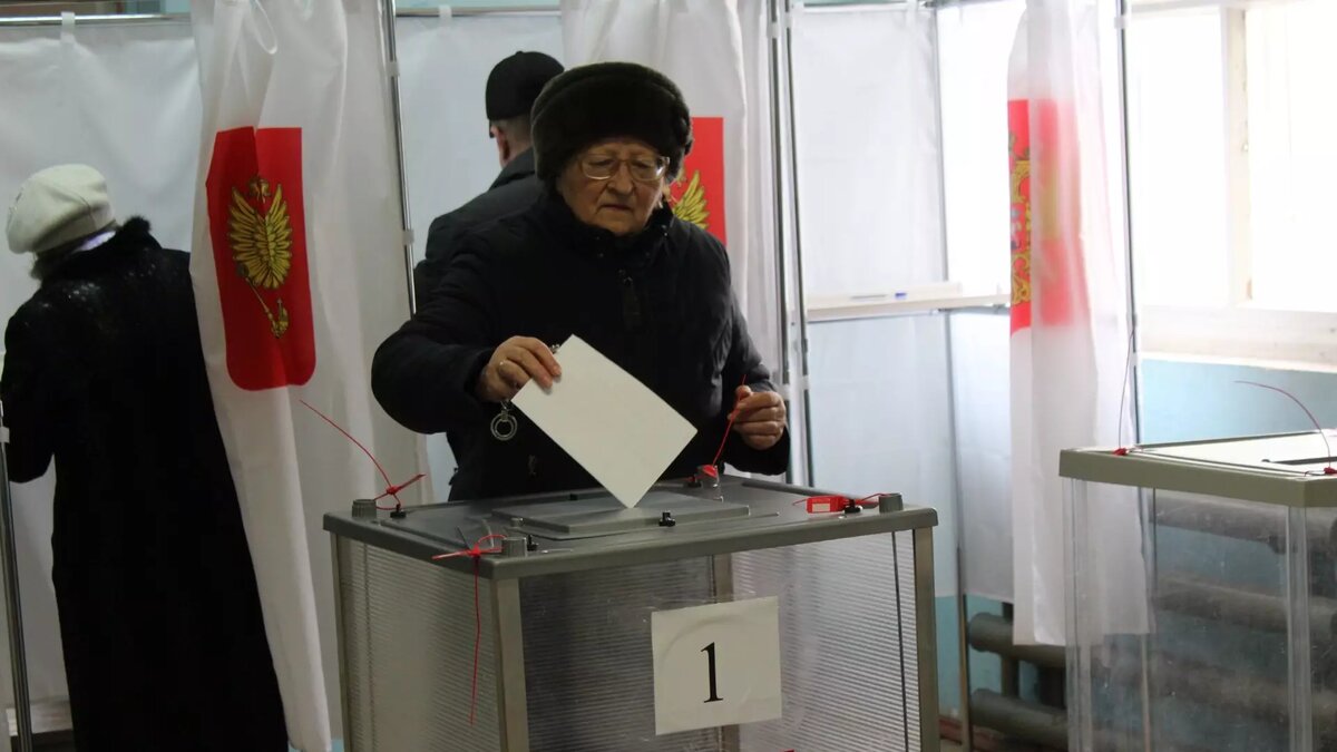     К 07:00 18 марта ЦИК обработал 99,58% протоколов. По предварительным даным, лидером по-прежнему остается Владимир Путин, сообщает ведомство.