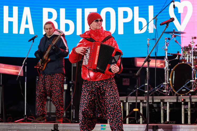    За час до закрытия участков перед казанцами выступали «Волга-Волга» и камерный хор республики Фото: Сергей Елагин