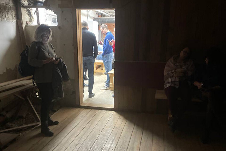    «Местные уже привыкли к обстрелам. Для них это уже рутина, как на обед сходить — встали с рабочих мест, спустились в бомбоубежище» Фото: Сергей Емельяненко