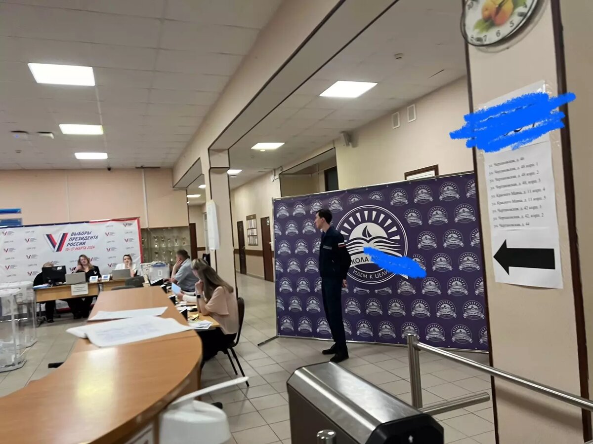 Вход к зоне голосования предваряла «вертушка»