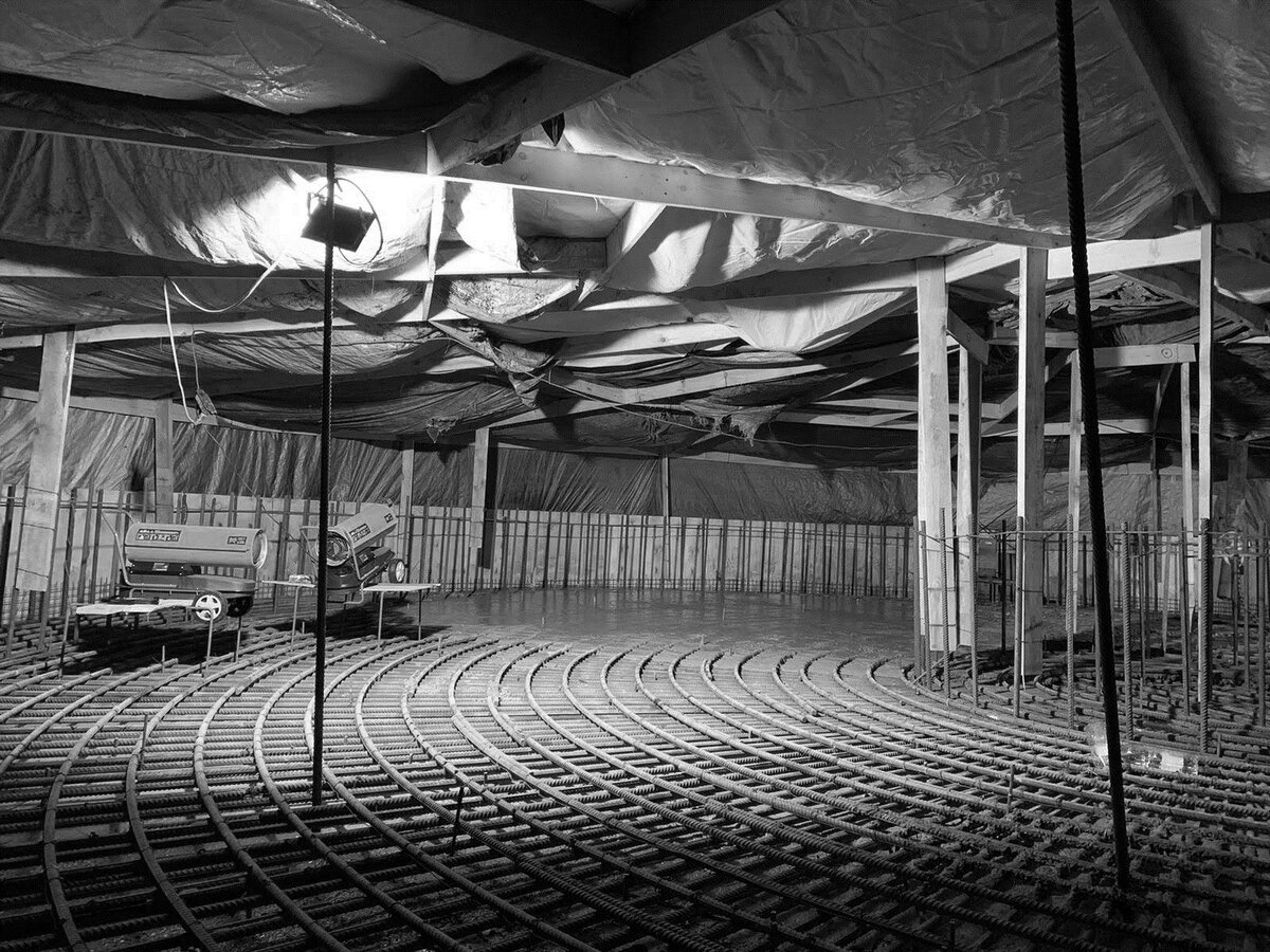 Рис. 1. Бетонирование густоармированной конструкции с использованием самоуплотняющейся смеси для жаростойкого бетона BRP B30 И11 F1150 W8 T140, ГОСТ 20910–2019, полученной из сухой смеси