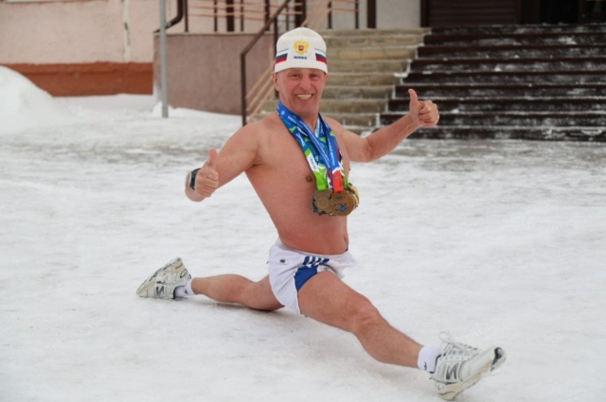    70-летний алтайский «морж» Александр Зеленецкий перед избирательным участком.