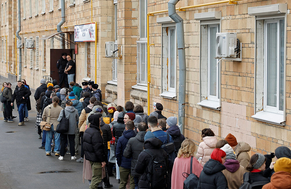     Очередь на избирательный участок в Москве.    
 Фото: Kevin Coombs/Reuters