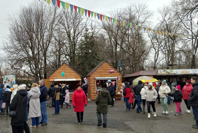    На Масленицу в парке Комсомольцев-добровольцев (фото Петра Баранова)